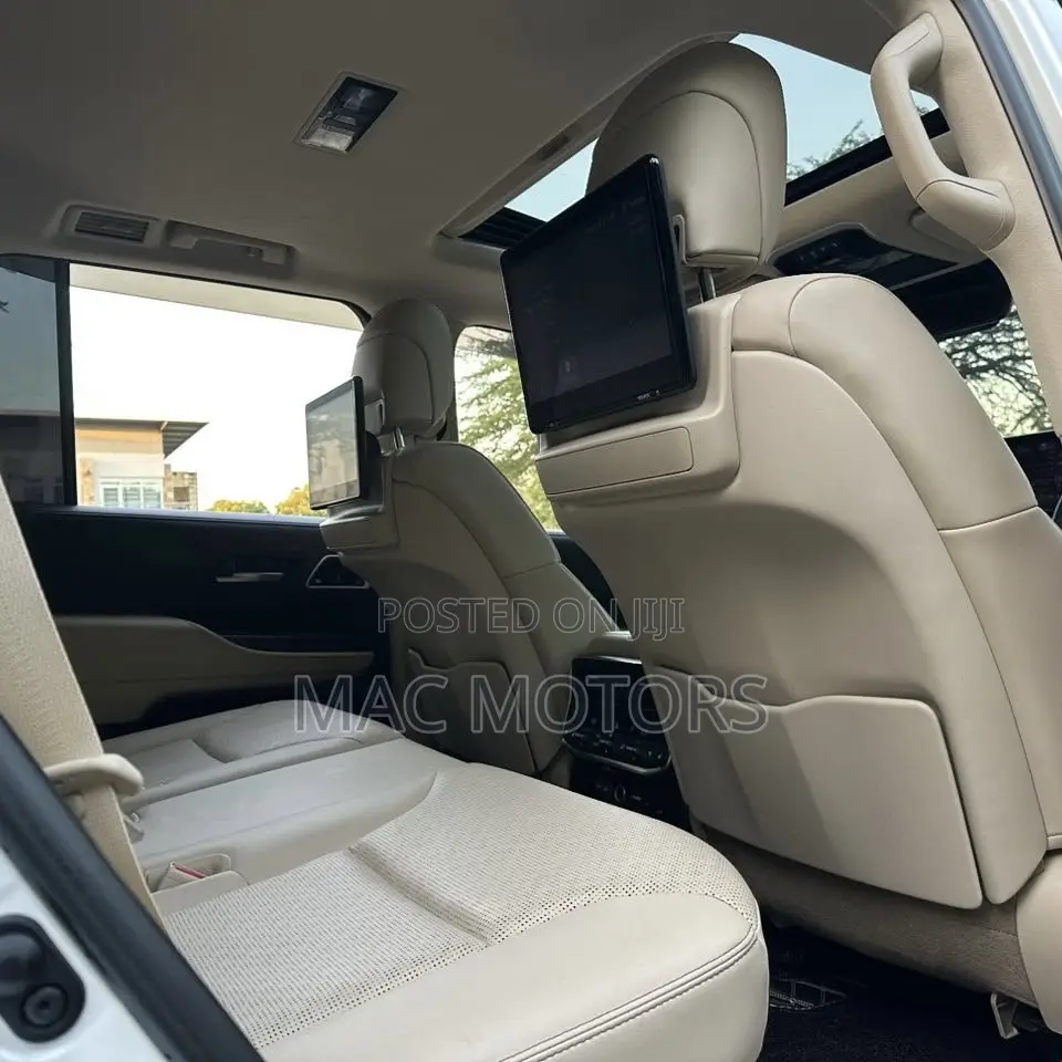 Toyota Land Cruiser LC300 2024 White