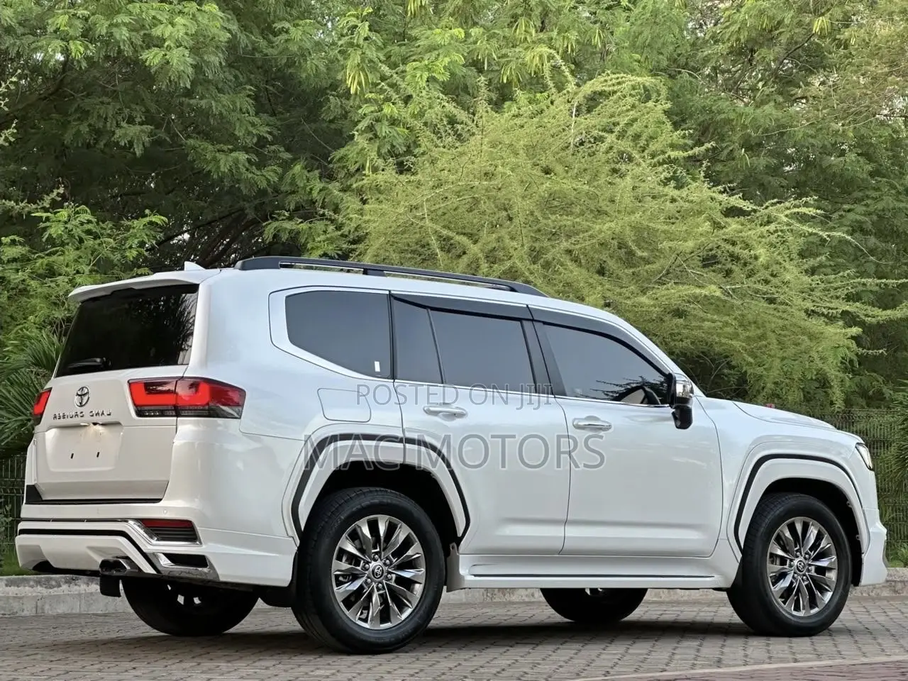Toyota Land Cruiser LC300 2024 White