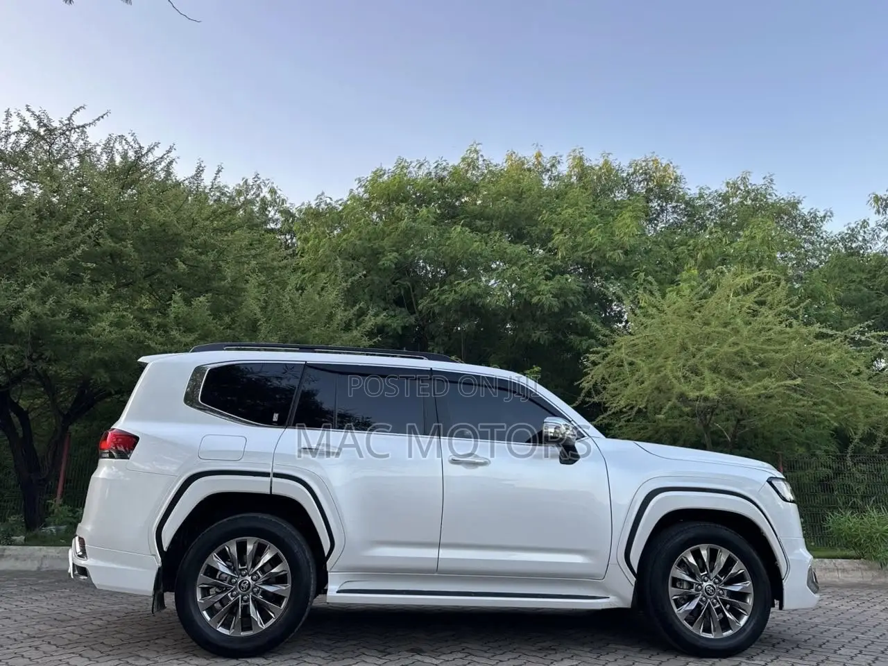 Toyota Land Cruiser LC300 2024 White