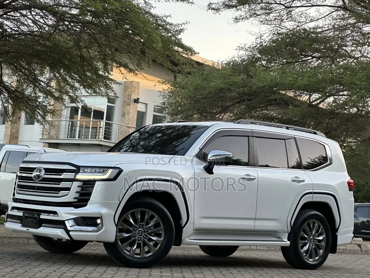 Toyota Land Cruiser LC300 2024 White