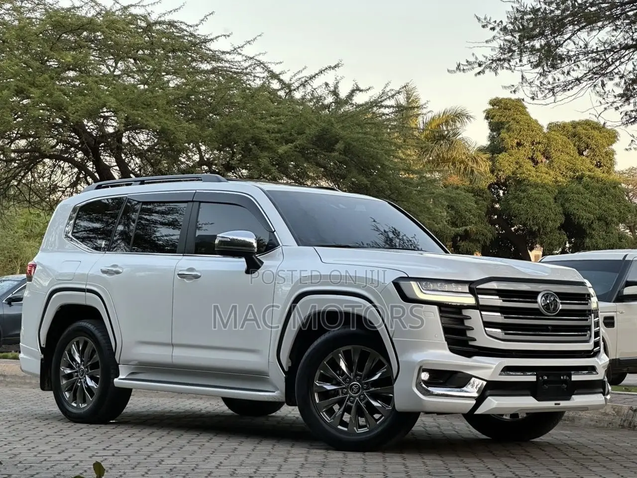 Toyota Land Cruiser LC300 2024 White