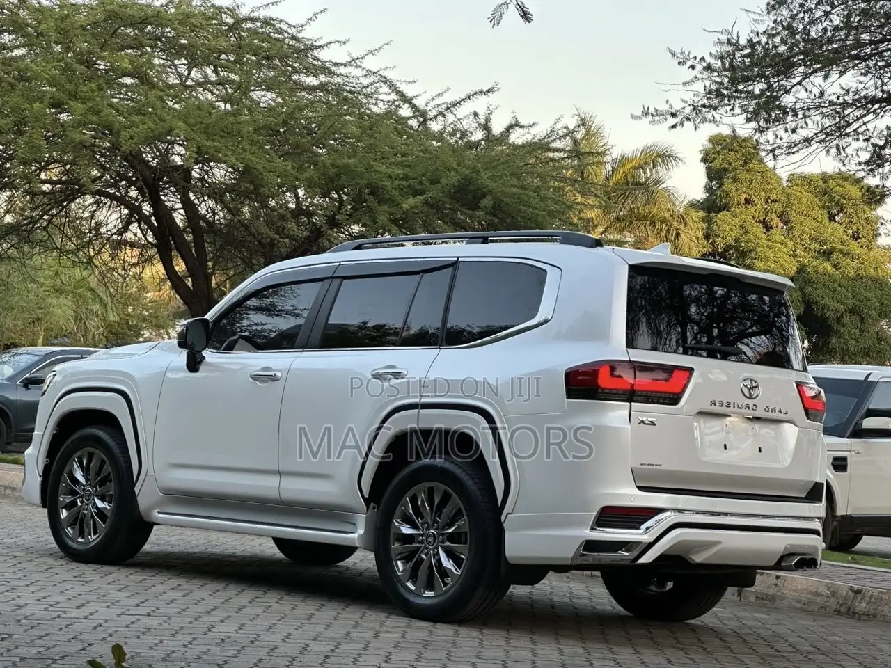Toyota Land Cruiser LC300 2024 White