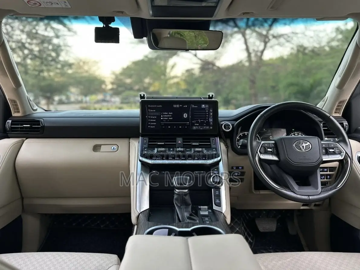 Toyota Land Cruiser LC300 2024 White