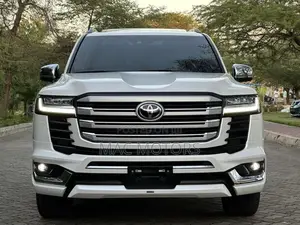 Toyota Land Cruiser LC300 2024 White