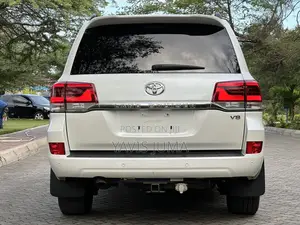 Toyota Land Cruiser 2016 White