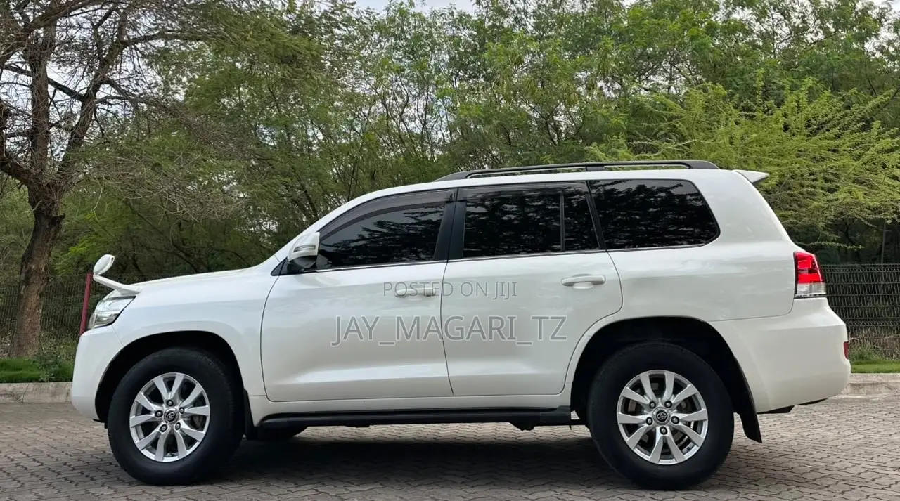 Toyota Land Cruiser 2016 White