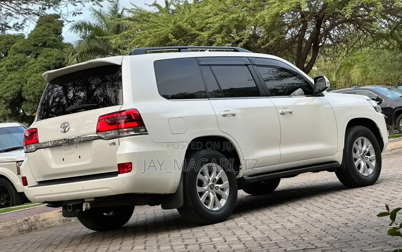 Toyota Land Cruiser 2016 White