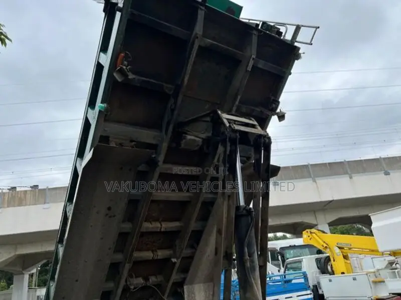 Isuzu Giga Truck
