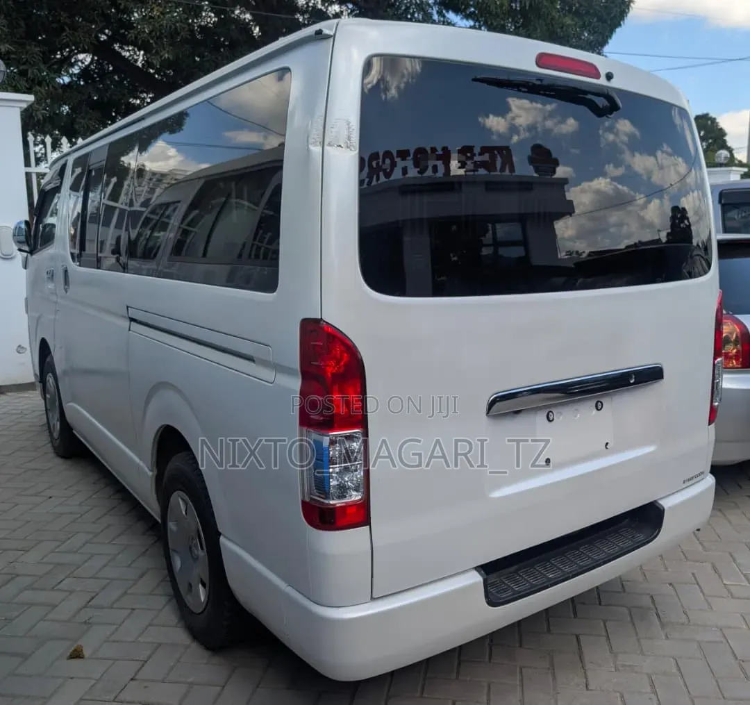 Toyota HiAce 2010 White