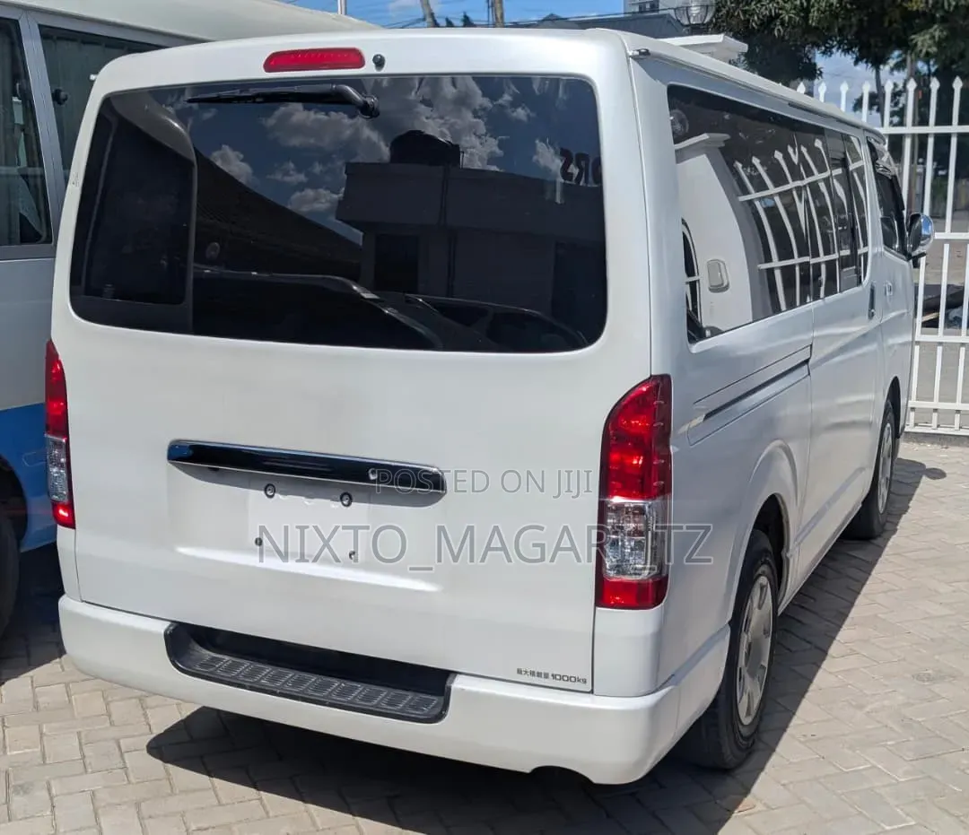 Toyota HiAce 2010 White