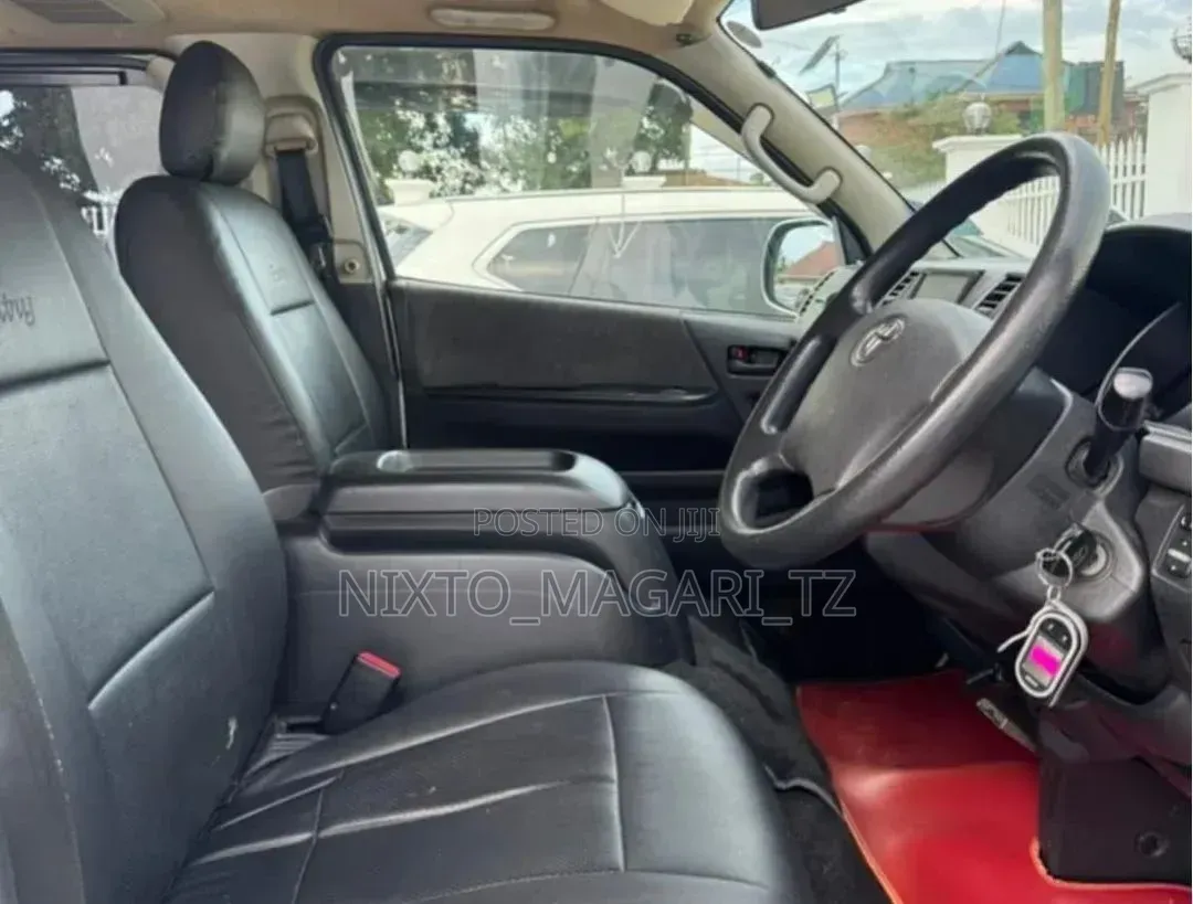 Toyota HiAce 2010 White