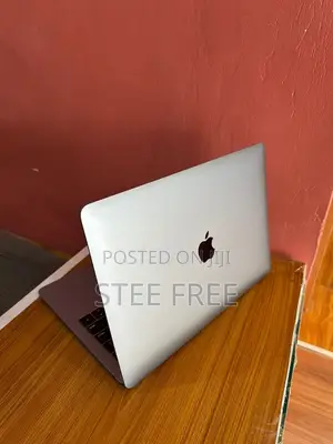 Laptop Apple MacBook Pro 2018 32GB Intel Core i3 SSHD (Hybrid) 512GB