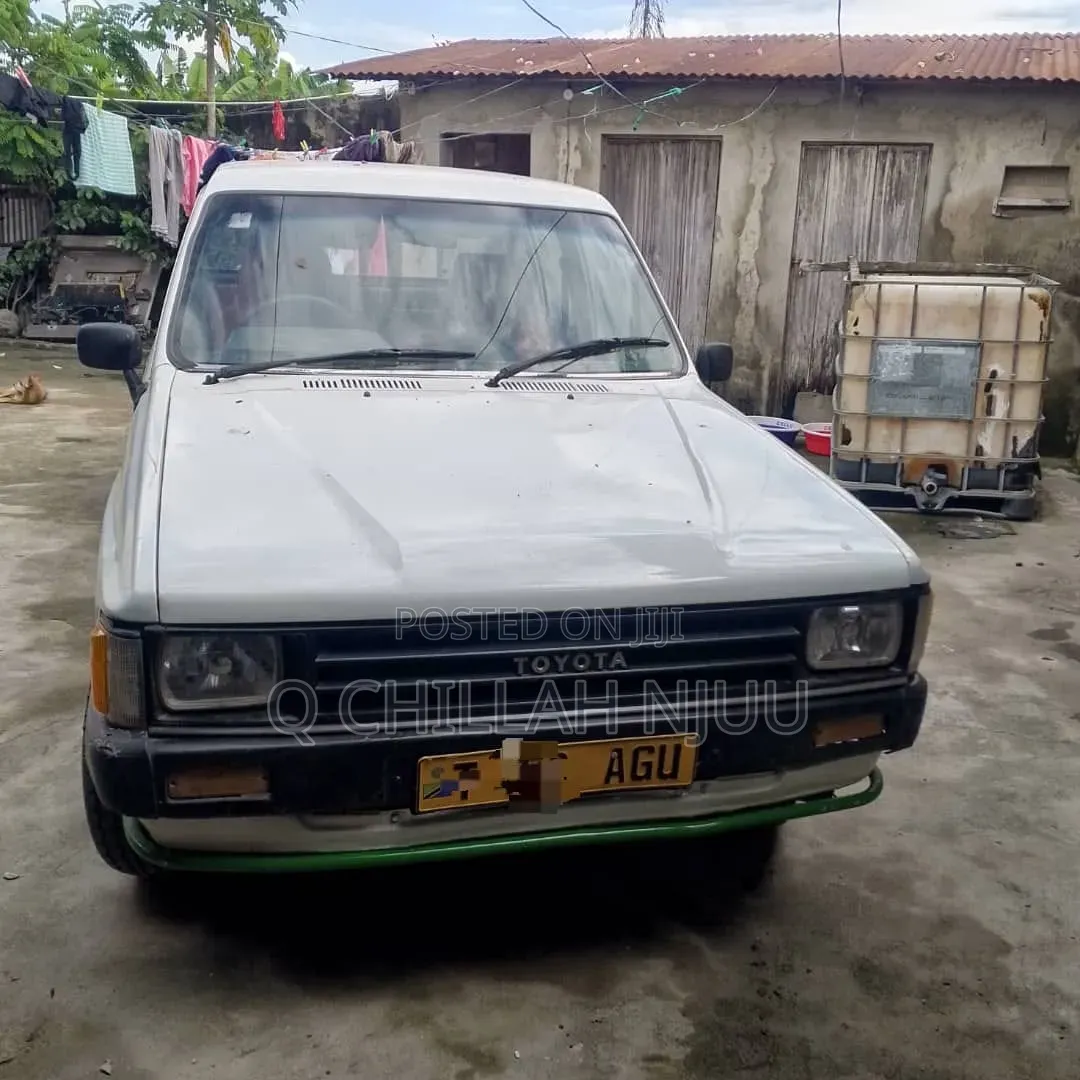 Toyota Hilux 2200 4x4 1986 White