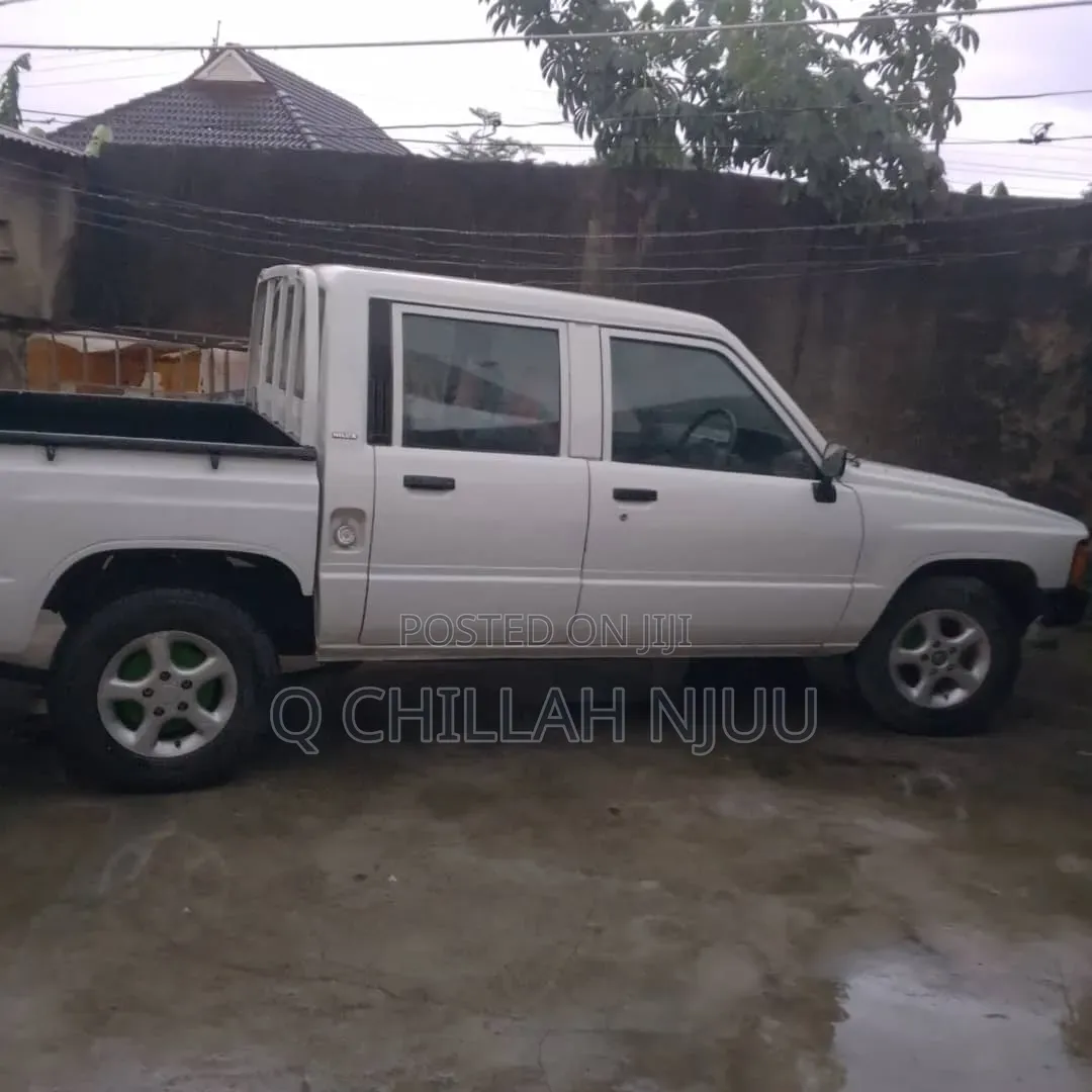 Toyota Hilux 2200 4x4 1986 White
