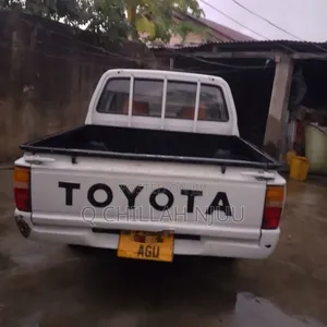 Toyota Hilux 2200 4x4 1986 White