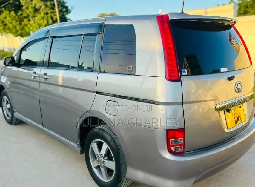 Toyota ISIS 2005 Silver