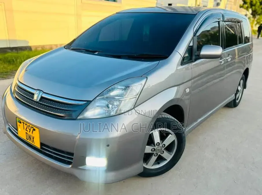 Toyota ISIS 2005 Silver