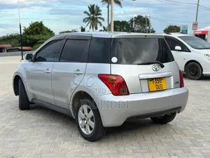 Toyota IST 2004 Silver