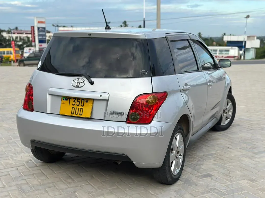 Toyota IST 2004 Silver