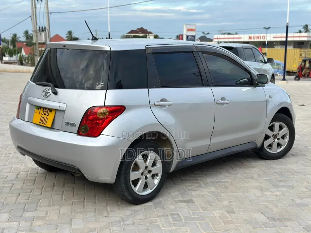 Toyota IST 2004 Silver