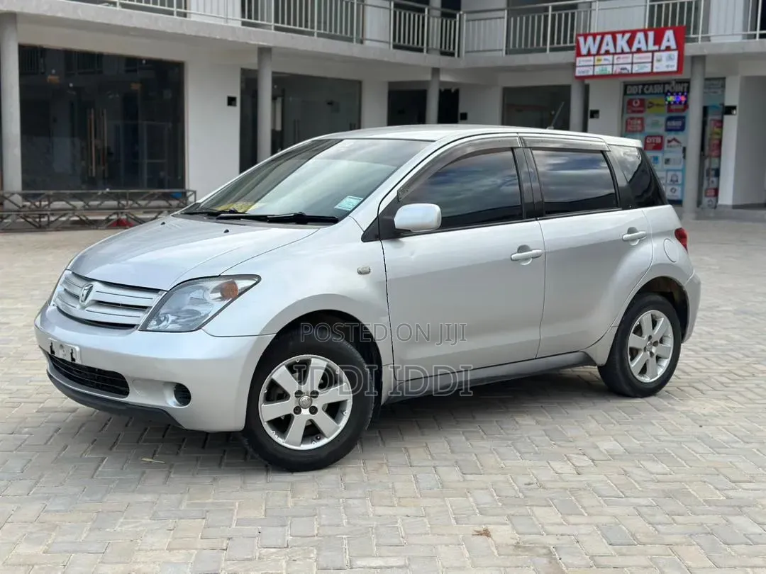 Toyota IST 2004 Silver