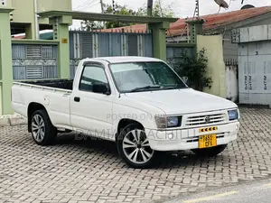 Toyota Hilux 2001 White