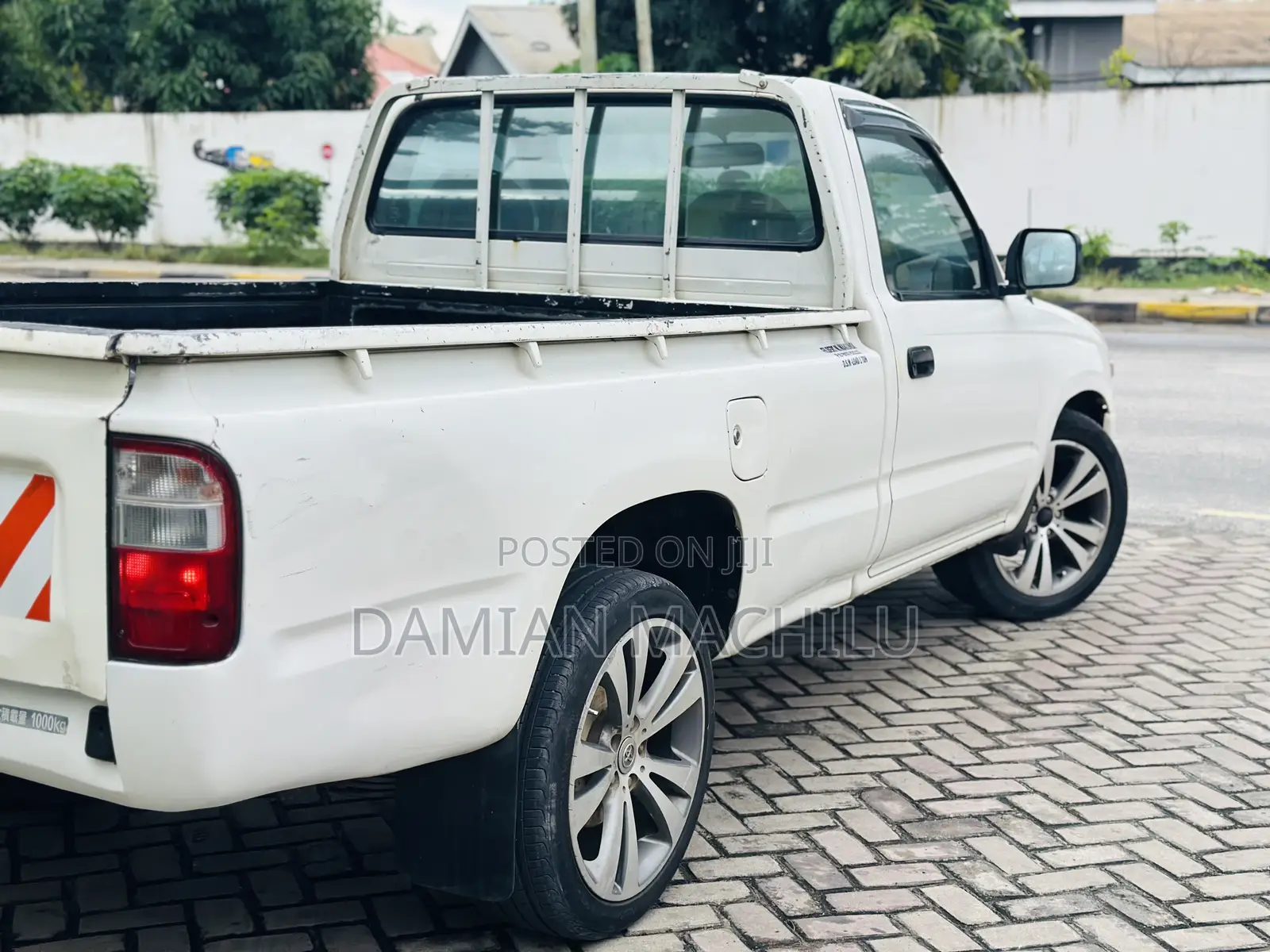 Toyota Hilux 2001 White