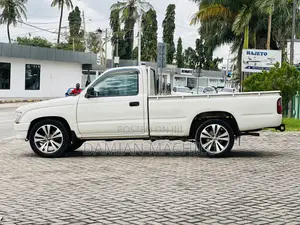 Toyota Hilux 2001 White