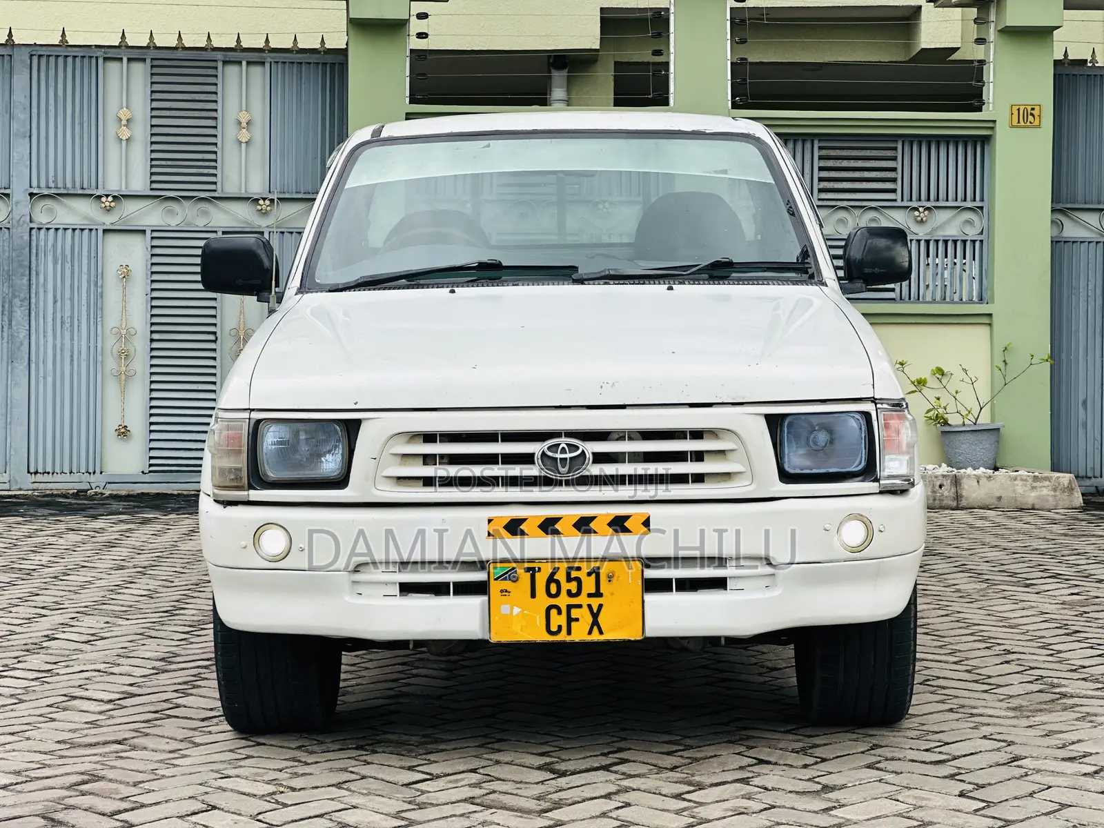 Toyota Hilux 2001 White