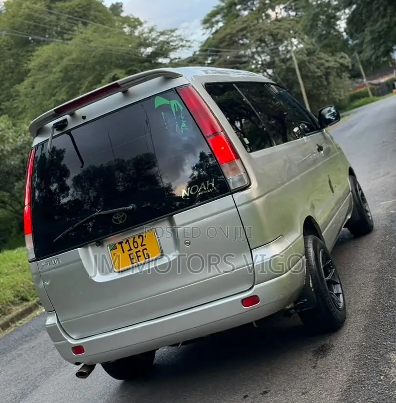 Toyota Noah 2001 Silver