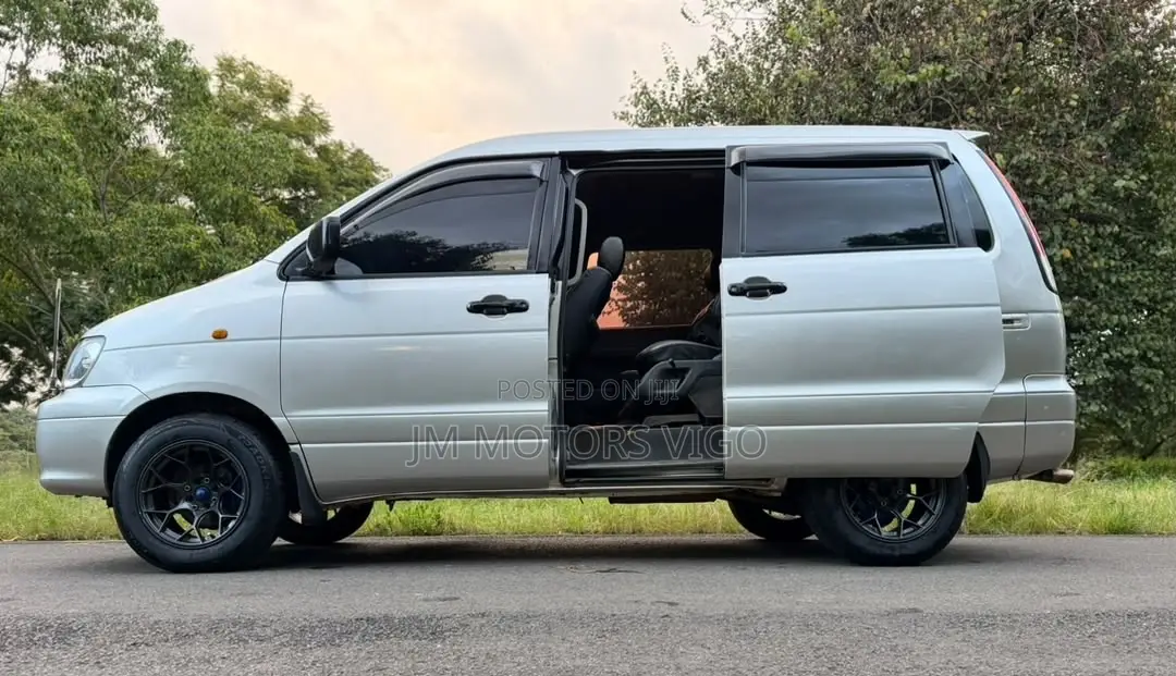Toyota Noah 2001 Silver