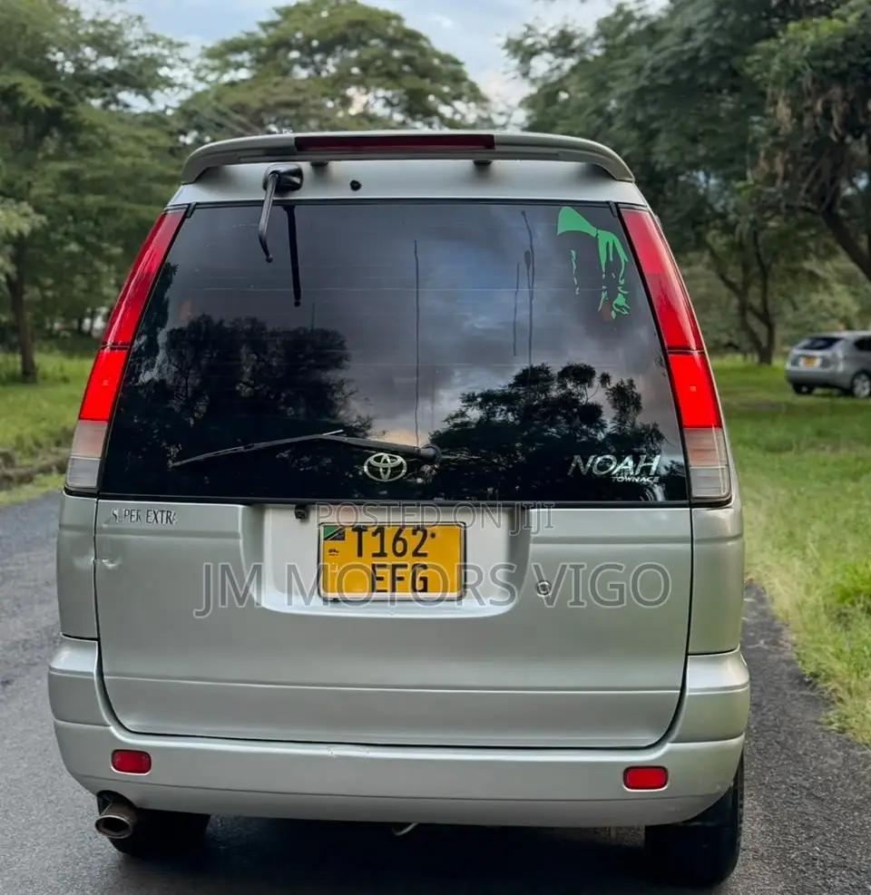 Toyota Noah 2001 Silver