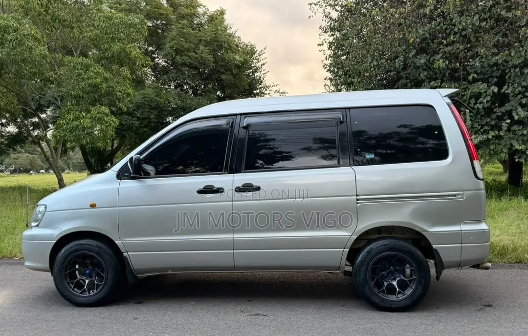 Toyota Noah 2001 Silver
