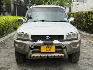 Toyota RAV4 Automatic 2000 White