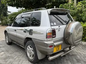 Toyota RAV4 Automatic 2000 White