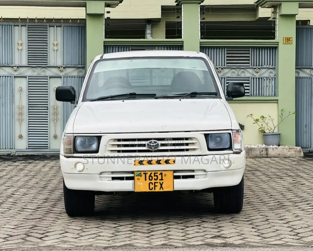 Toyota Hilux 2001 White