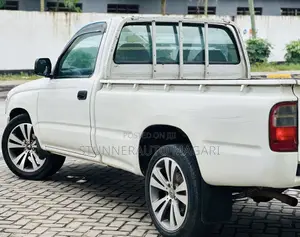 Toyota Hilux 2001 White