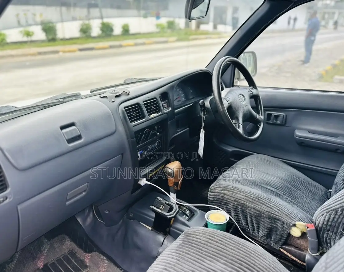 Toyota Hilux 2001 White