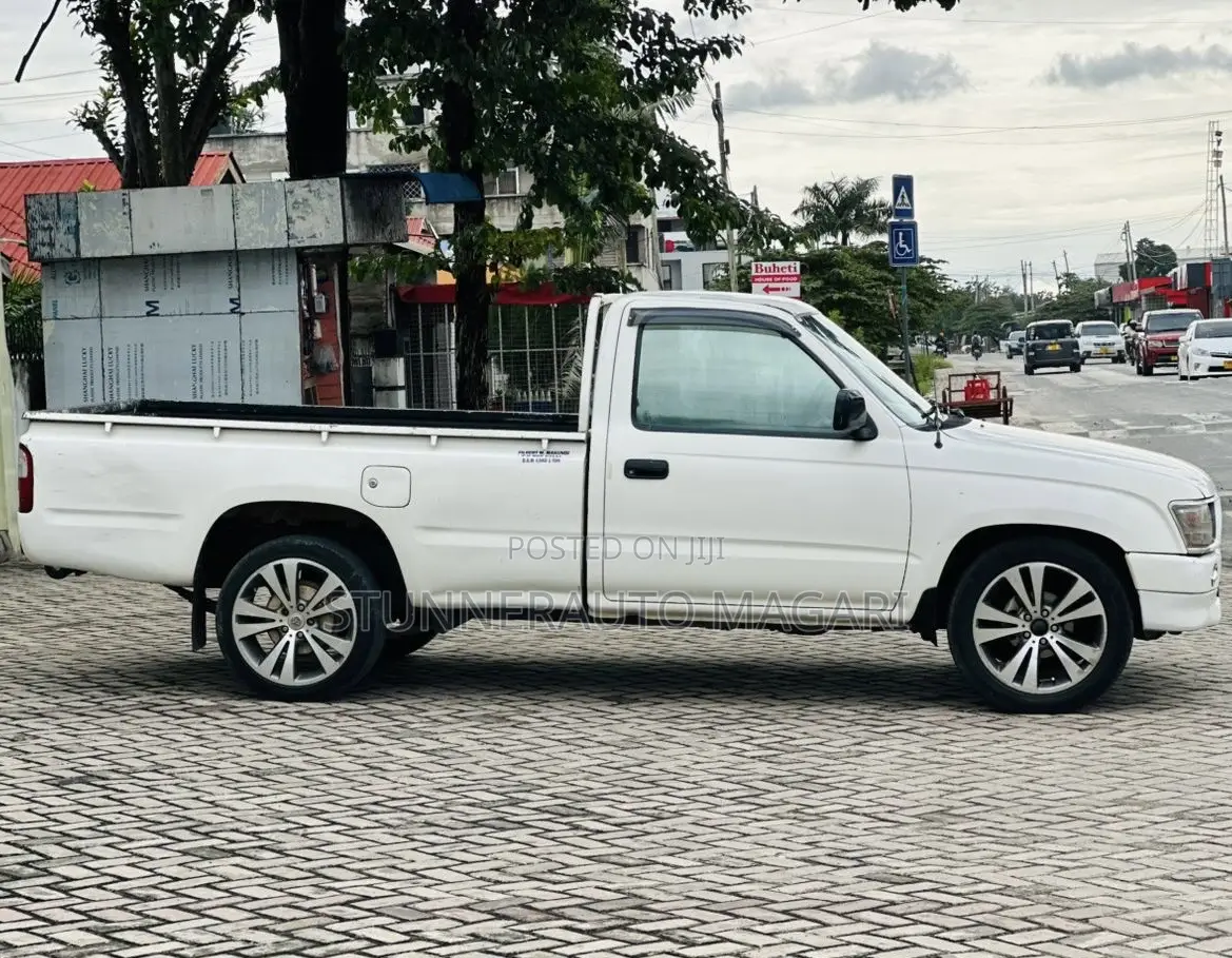 Toyota Hilux 2001 White