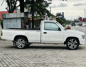 Toyota Hilux 2001 White