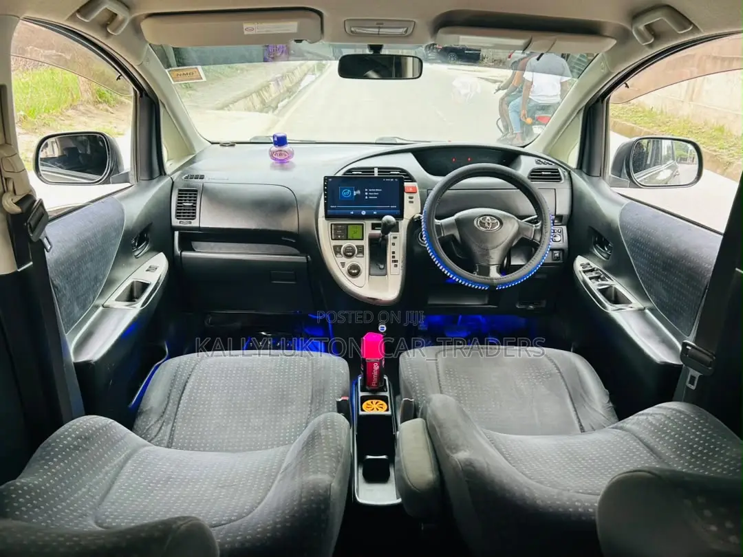 Toyota Ractis 2009 Gray