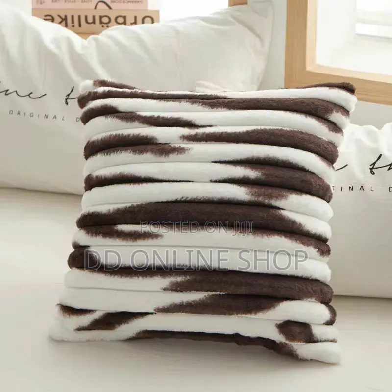 Nvzi Faux Fur Throw Pillow ( Mito Ya Foronya Za Mistari )