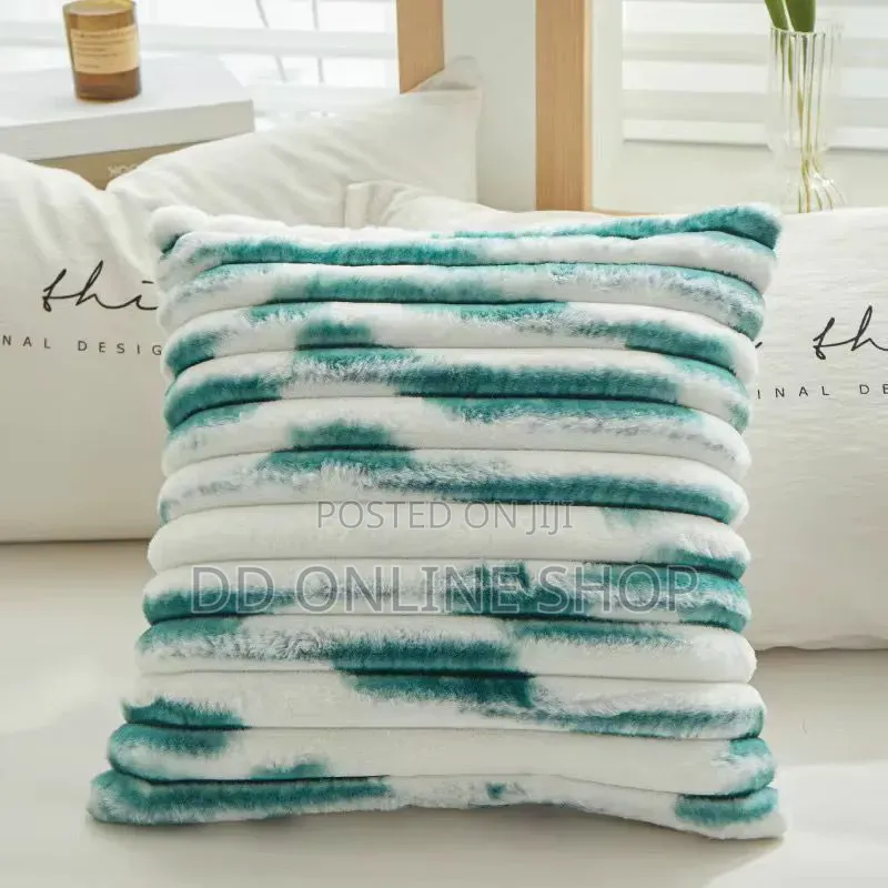 Nvzi Faux Fur Throw Pillow ( Mito Ya Foronya Za Mistari )