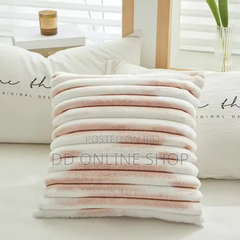 Nvzi Faux Fur Throw Pillow ( Mito Ya Foronya Za Mistari )