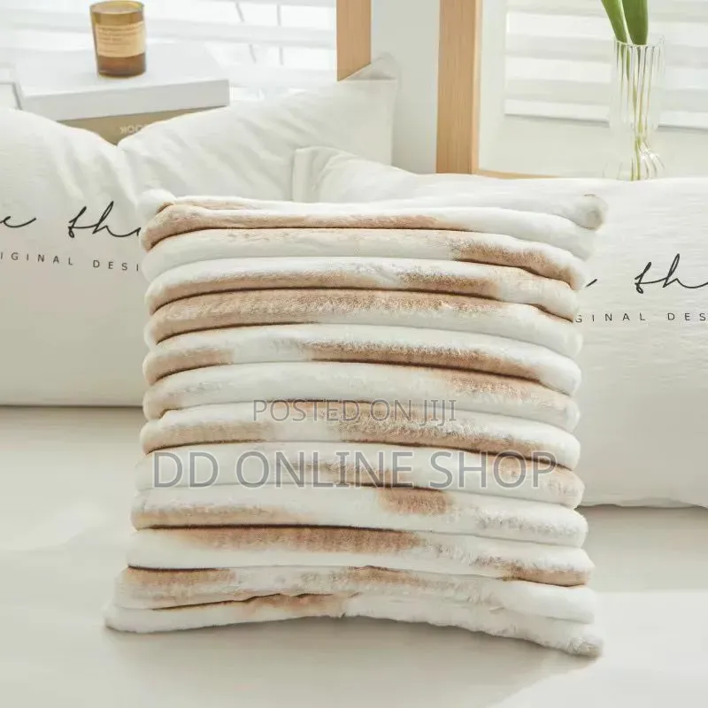 Nvzi Faux Fur Throw Pillow ( Mito Ya Foronya Za Mistari )