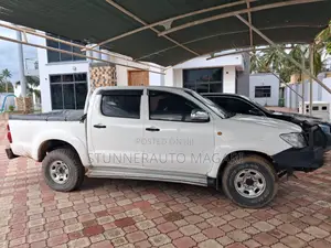 Toyota Hilux 2006 White