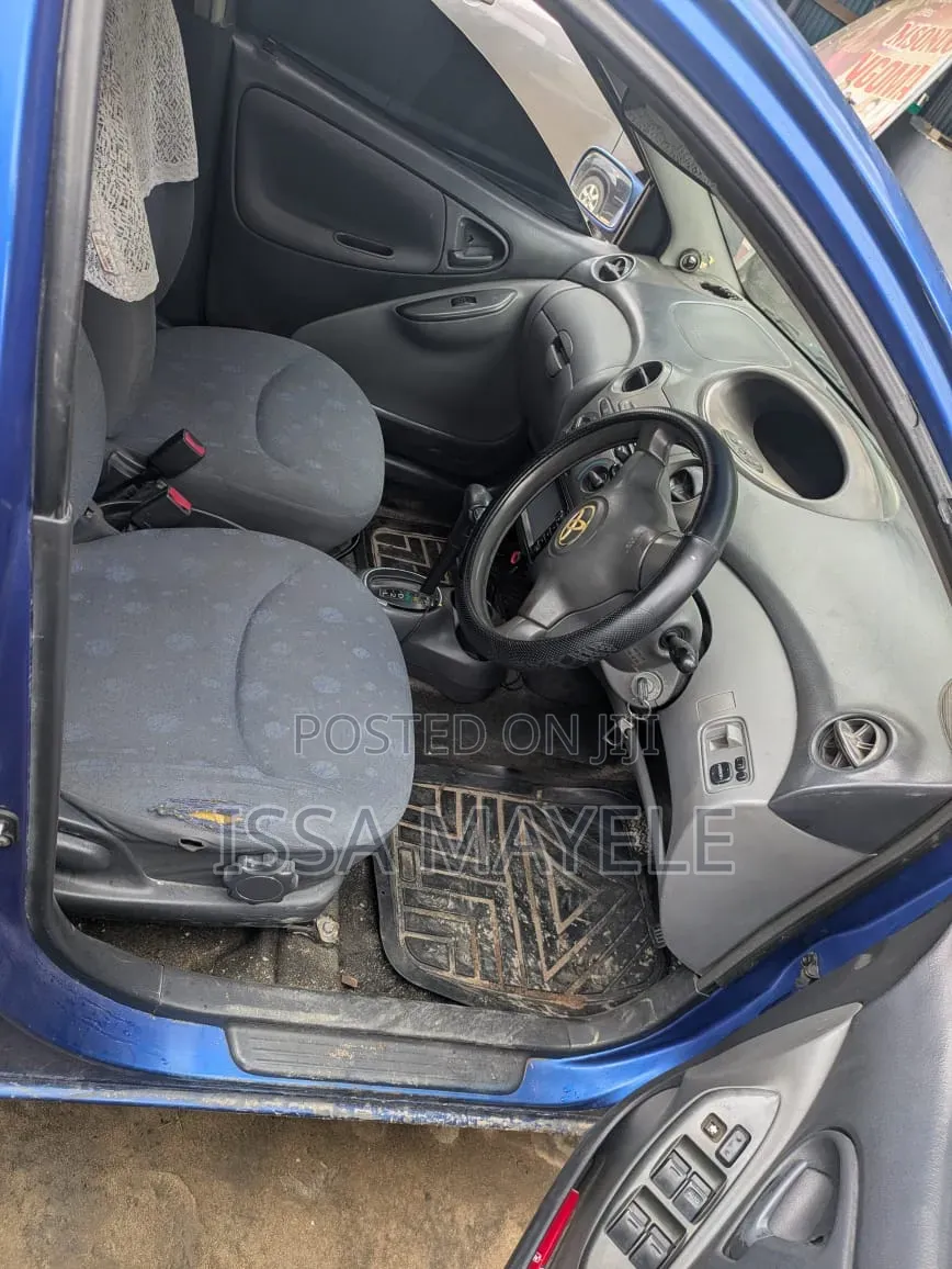 Toyota Vitz 2005 Blue