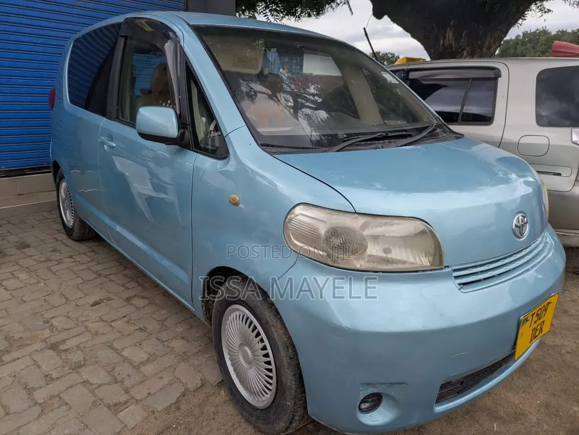 Toyota Porte 2005 Blue