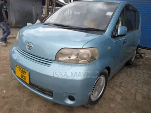 Toyota Porte 2005 Blue