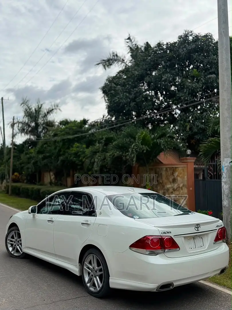 Toyota Crown 2010 White